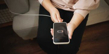 Este error común al cargar tu móvil puede acabar en incendio