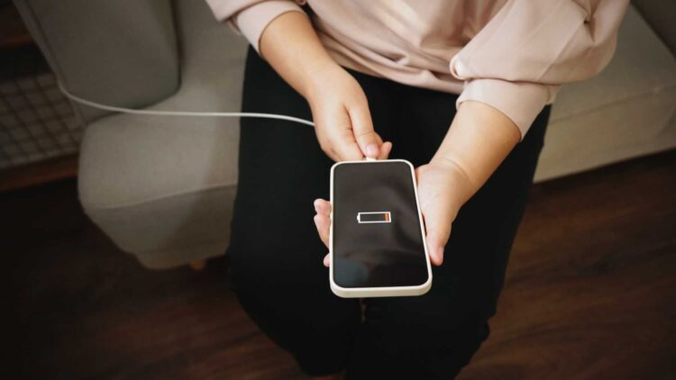 Adiós a los riesgos: este error común al cargar tu móvil puede acabar en incendio, según los bomberos 1 Este error común al cargar tu móvil puede acabar en incendio