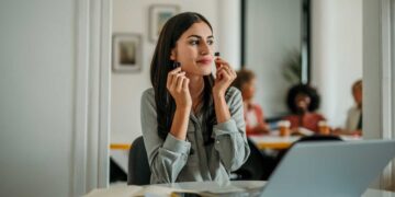 La empresa puede sancionar por escuchar música