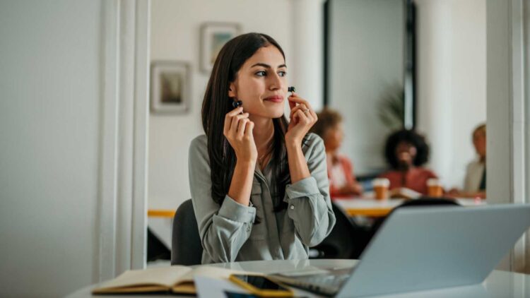 Adiós a los cascos en la oficina: estas son las situaciones en que la empresa puede sancionar por escuchar música 1 La empresa puede sancionar por escuchar música