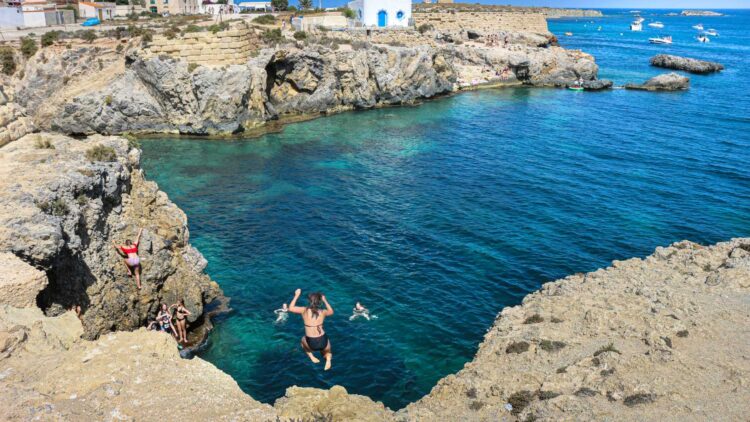 Ni Canarias ni Baleares: esta isla es el secreto mejor guardado para pasar unos días en la playa en otoño 1 Tabarca