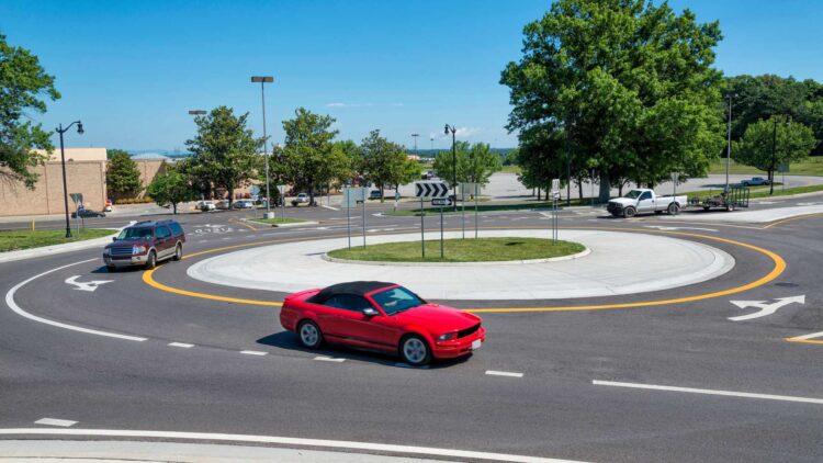 Multas de 500 euros y 6 puntos menos por hacer esto en las rotondas