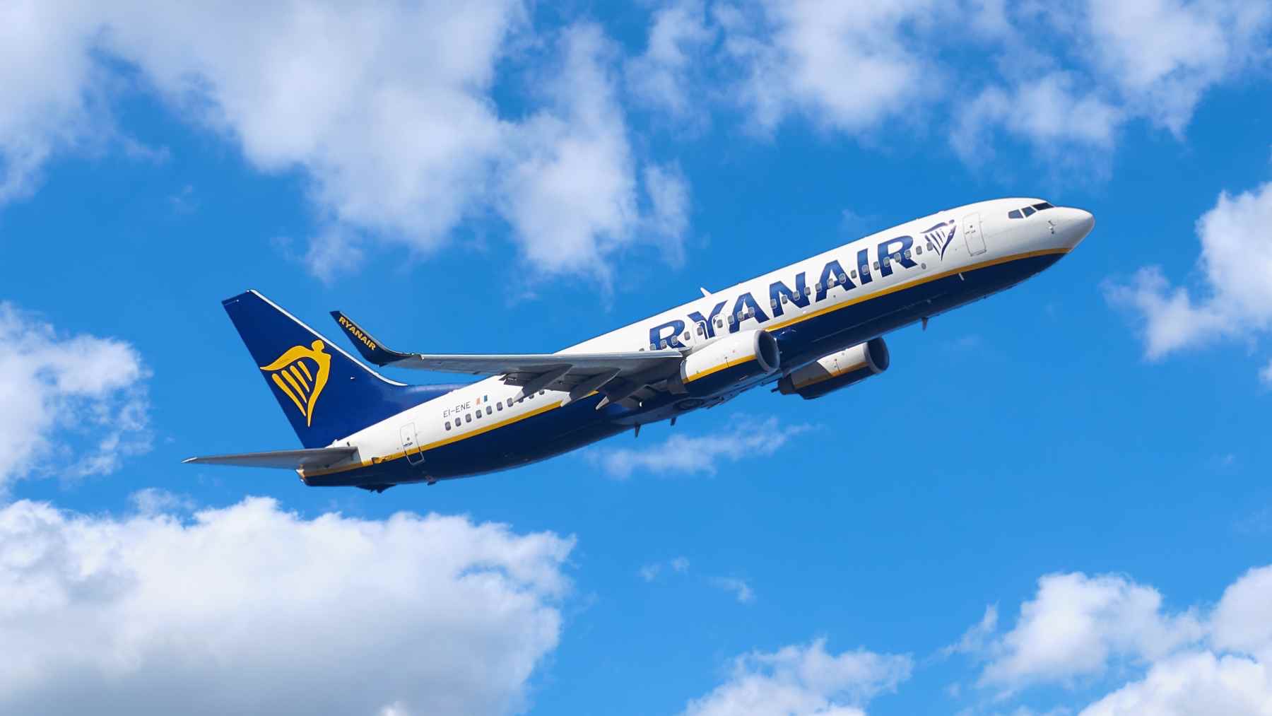 Es oficial: Ryanair abandona cuatro aeropuertos españoles y este es el número de plazas que dejará de ofrecer 1 Es oficial: Ryanair abandona cuatro aeropuertos españoles