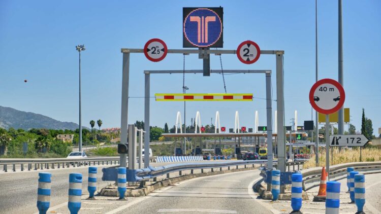 Es oficial: esto es lo que pasa si te saltas un peaje en España, las multas y consecuencias que pocos conocen 1 Multa por saltarse peaje