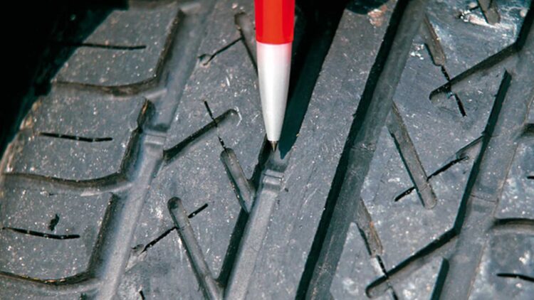 Pequeños triángulos en tus neumáticos pueden salvarte de una multa
