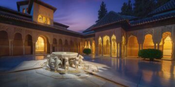 La Alhambra nocturna revela leyendas y rincones
