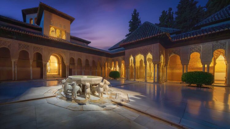 La Alhambra nocturna revela leyendas y rincones