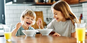 Alerta de la OCU: este alimento que das todos los días a tu hijo