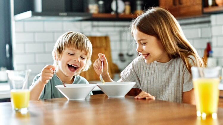 Alerta de la OCU: este alimento que das todos los días a tu hijo