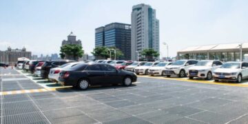 Aparca el Mercedes en un centro comercial para no pagar aparcamiento