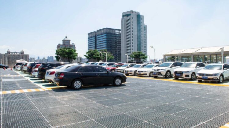Aparca el Mercedes en un centro comercial para no pagar aparcamiento