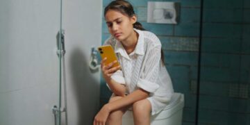 Usar el móvil mientras estás en el baño puede dejarte estas secuelas