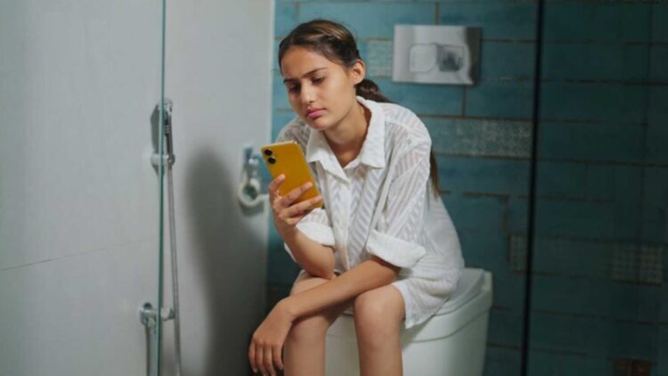 Adiós al scroll infinito: usar el móvil mientras estás en el baño puede dejarte estas secuelas, según la medicina 1 Usar el móvil mientras estás en el baño puede dejarte estas secuelas