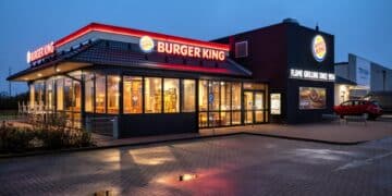 Despiden a unos trabajadores del Burger King por hacer botellón