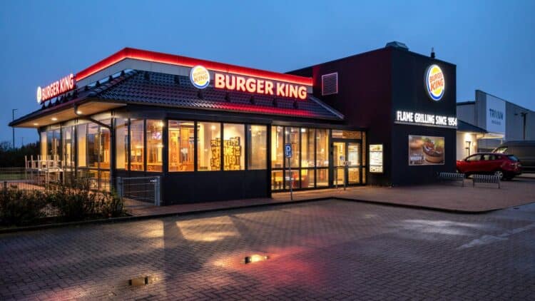 Despiden a unos trabajadores del Burger King por hacer botellón