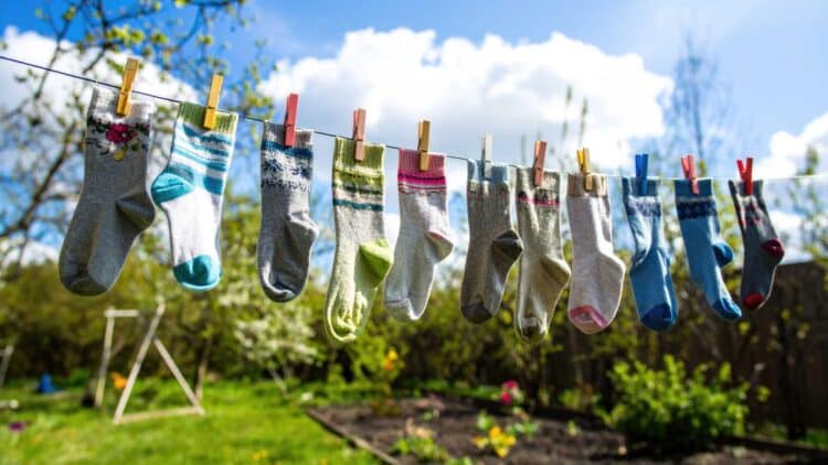 Adiós a las manchas imposibles: este truco de tu abuela es la mejor forma de dejar los calcetines como si fueran nuevos 1 La mejor forma de dejar los calcetines como si fueran nuevos