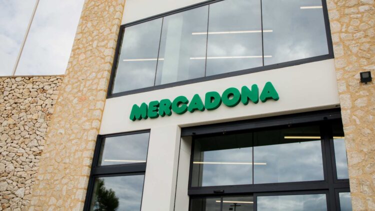 Mercadona degrada a una empleada
