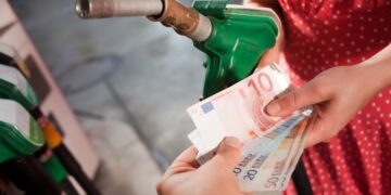 El transporte anuncia una subida histórica en el precio de la gasolina