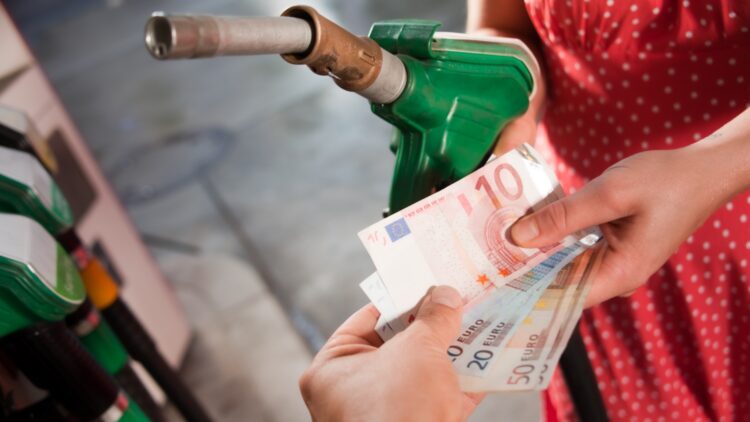 El transporte anuncia una subida histórica en el precio de la gasolina