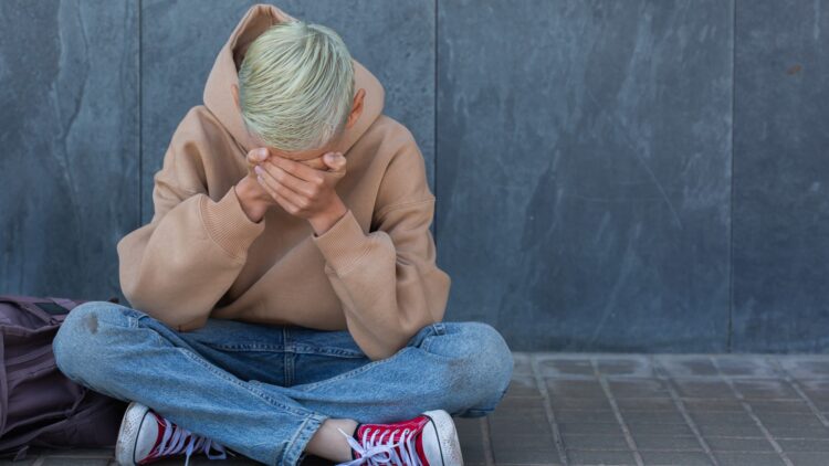 Así es la nueva generación de jóvenes 'desconectados' en España: causas, consecuencias y soluciones urgentes 1 La nueva generación de jóvenes 'desconectados'