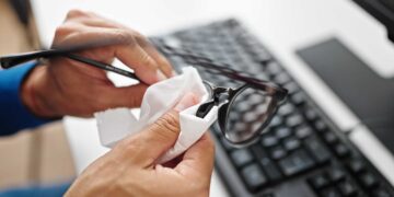 Truco viral: así puedes limpiar de manera efectiva tus gafas