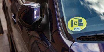 Las dos pegatinas que la DGT exigirá a todos los coches
