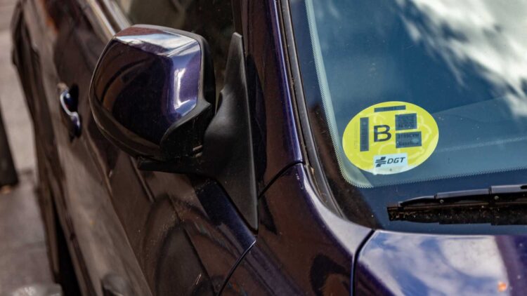 Confirmado: estas son las dos pegatinas que la DGT exigirá a todos los coches y así tendrás que colocarlas correctamente 1 Las dos pegatinas que la DGT exigirá a todos los coches