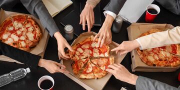 Pide una pizza al Domino's, es despedido