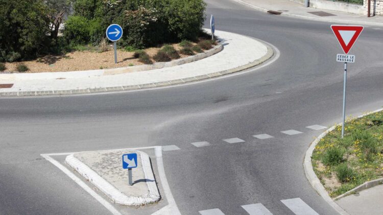 Alerta de Tráfico: puede caerte un multón de hasta 500 euros si haces esto al salir de una rotonda 1 Multón de hasta 500 euros si haces esto al salir de una rotonda