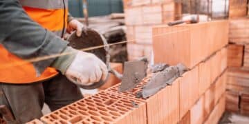 Un albañil, sobre el problema de los sueldos de su sector