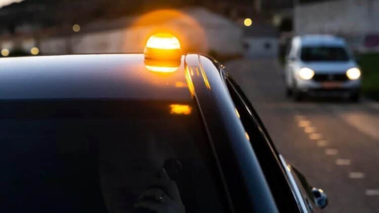 Ni más visible ni más segura: 3 expertos en seguridad vial desmontan el mito de la baliza V-16 obligatoria de la DGT 1 Desmontan el mito de la baliza V-16 obligatoria de la DGT