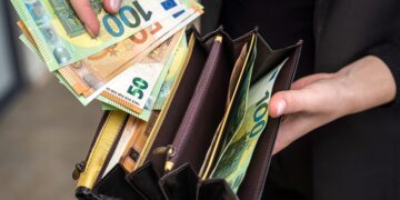 Se encuentra más de 800 euros, lleva la cartera a la Policía