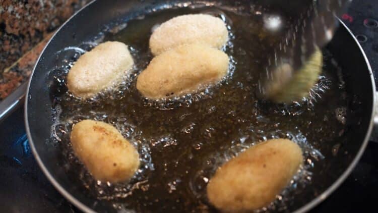 El truco para que las croquetas no se rompan al freírlas