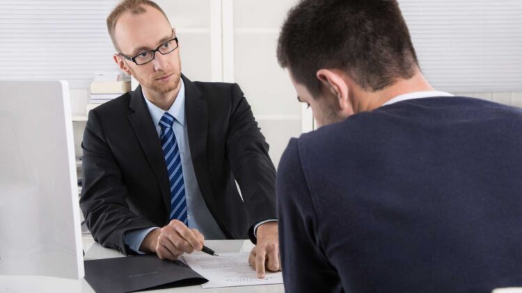 Es despedido dos veces por la misma empresa y el caso acaba en los tribunales: así obligó el juez a indemnizarle 1 Es despedido dos veces por la misma empresa