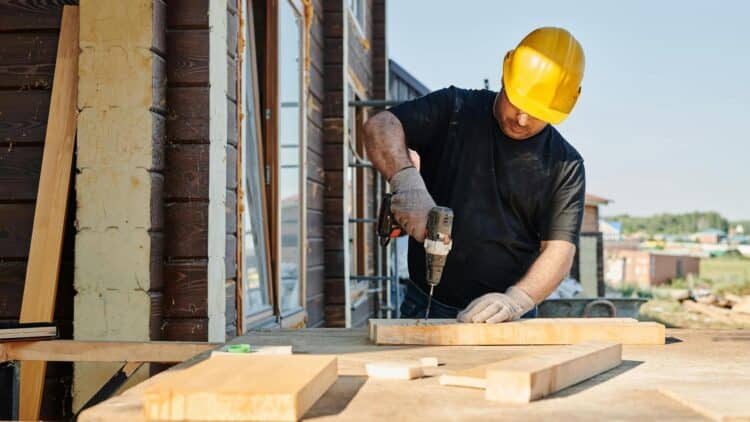 Despiden a un albañil tras tres meses