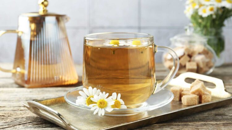 William Arias, doctor: "La manzanilla no es solo una bebida de abuelitas, también es una herramienta poderosa para esto" 1 La manzanilla no es solo una bebida de abuelitas