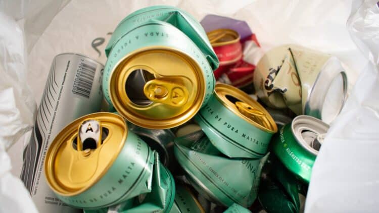 Un sistema que paga por cada lata retornada en los campus