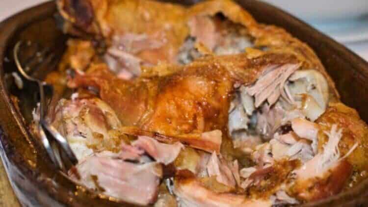 El error común que cometemos al comer un lechazo castellano