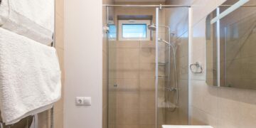 El riesgo de no lavar las toallas de la ducha tras usarlas