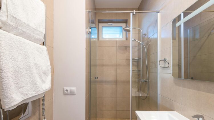 El riesgo de no lavar las toallas de la ducha tras usarlas