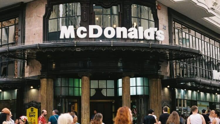 ¿Cuánto cuesta mantener abierto en McDonald's de Gran Vía? Un experto desvela su coste mensual 1 ¿Cuánto cuesta mantener abierto en McDonald's de Gran Vía?