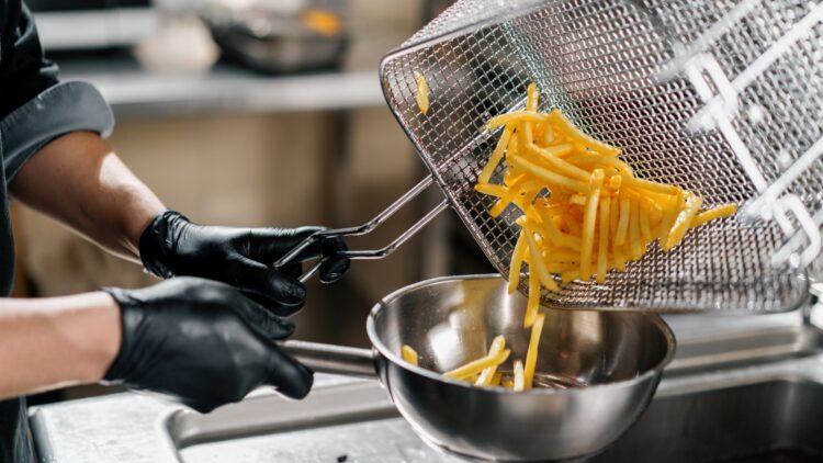 Dani García, chef con Estrellas Michelin, desvela su truco para unas patatas fritas perfectas: "Olvídate de todo lo demás" 1 Desvela su truco para unas patatas fritas perfectas