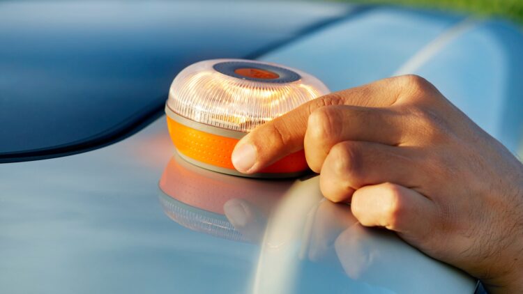 Albert Puigdemont (RACC), sobre la nueva luz V16 obligatoria: "Han tenido 3 años para explicar las ventajas del cambio" 1 Albert Puigdemont (RACC), sobre la nueva luz V16 obligatoria