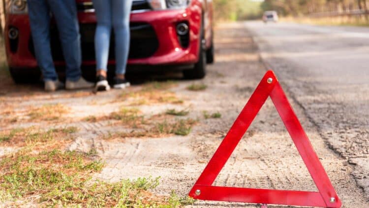 ¿Será legal seguir utilizando los triángulos de emergencia a partir del 1 de enero? La DGT resuelve las dudas