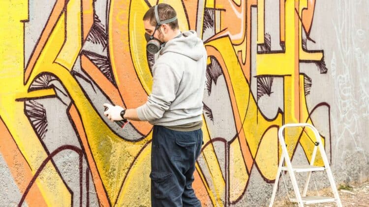 Es oficial: la Policía descubre y multa con 750 euros a unos grafiteros... que tenían 60 años 1 Es oficial: la Policía descubre y multa con 750 euros a unos grafiteros... que tenían 60 años