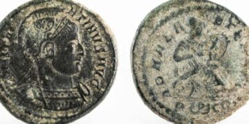 Ni euros ni francos: desentierran en un jardín más de 40.000 monedas conservadas en ánforas desde hace siglos