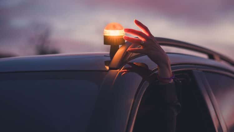 La AEPD desvela cómo afectarán las luces de emergencia V16