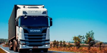 Sí, los camiones también deberán usar obligatoriamente las balizas V16 y así tendrán que colocarlas