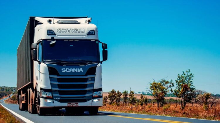 Sí, los camiones también deberán usar obligatoriamente las balizas V16 y así tendrán que colocarlas