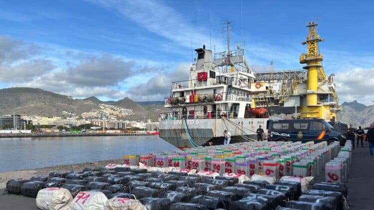 Interceptado en el Atlántico un barco que ocultaba cerca de diez toneladas de cocaína.